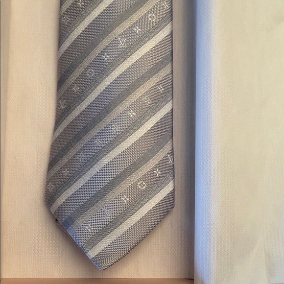 Louis Vuitton Monogram Tie - Picture 9 of 15
